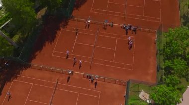 Çamurda servis için topu atan oyuncunun drone görüntüsünü kapat.