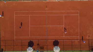Açık hava spor tesislerindeki kırmızı kil tenis kortları yukarıdan.