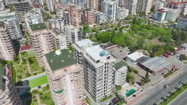 Mavi okyanus ufkuna bakan balkon terası..