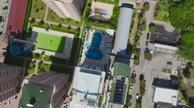 Düz çatı, deniz kenarının yanında..