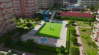 Yeşil suyla dolu terk edilmiş havuzun üst manzarası.