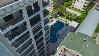 Turkuaz su ve gökyüzüne bakan şık teras..