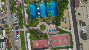 Padel kortlarının, oyun alanlarının ve yürüme alanlarının insansız hava aracı görünümü.