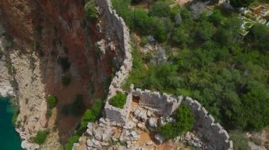 Bir grup sporcu kayalık zeminde yokuş yukarı koşuyor..