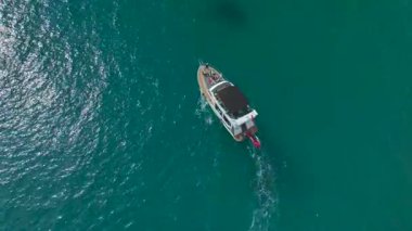 Tekne, açık denizde beyaz bir patikayla hızla ilerliyor.