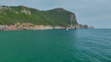 Hareket halindeki yatta dinlenen turistlerin üst görüntüsü