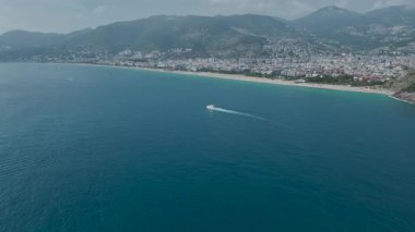 Mavi sularda gezmekten zevk alan insanlarla dolu bir tekne.