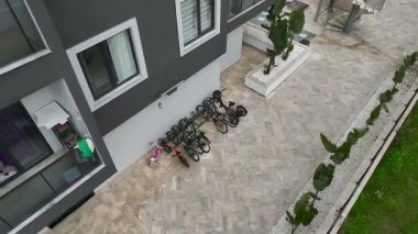 Cam balkonları olan konut kulesi kapanıyor..