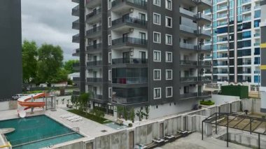 Cam balkonlu modern apartman bloğu.