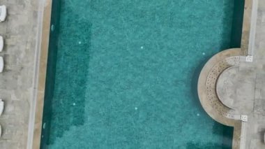 Üst aşağı bilardo, spiral kayma ve güvertede sıralanmış güneşlikler..