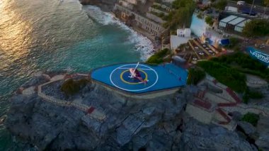 Helikopter manzaralı, sahil harabelerinin yanındaki helikopter pisti..