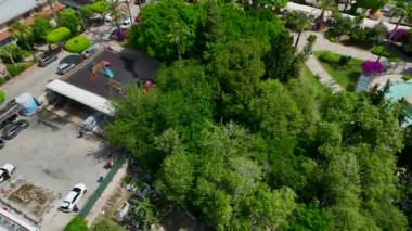 Yukarıdan çekilen havuzlu apartman kompleksi.