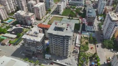 İHA görüntüleri Alanya 'da uzun daireler ve bir vinç olduğunu gösteriyor.