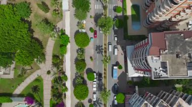 Kentsel dairelerin ve yeni geliştirme projesindeki vinçlerin insansız hava aracı görüntüleri