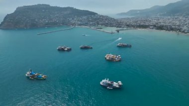 Liman kenti kıyı şeridine yakın denizde demirlemiş tekneler..