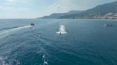 Liman duvarları yakınında birkaç gemi kıyıdan açıkta yüzüyor..