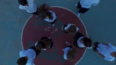 Renkli okul binasının ve açık hava etkinliğinin en iyi görünümü.