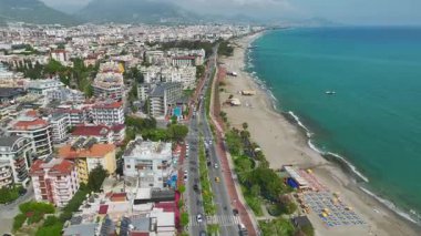 Kıyı şehrinin üzerinde uzun taş duvarları, turkuaz denizi ve uzak dağları olan antik bir şato..
