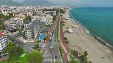 Kıyı şehrinin üzerinde uzun taş duvarları, turkuaz denizi ve uzak dağları olan antik bir şato..