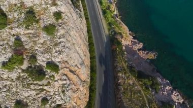 Güzel dolambaçlı otoyol, Alanya tabelası, şehir manzarası, Taurus dağları ve ışıl ışıl kıyı şeridi.