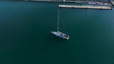 Açık suların huzurunu yoğun bir limanın enerjisiyle harmanlayan hava perspektifi..