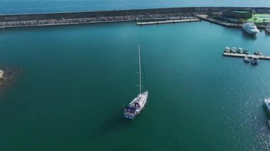 Bir denizcilik ortamında basitlik ve zarafeti birleştiren drone perspektifi.