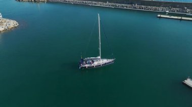 İnsansız hava aracı, açık deniz özgürlüğünden liman yaşamının canlılığına geçişi yakalıyor..
