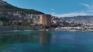 Tarihin ve doğanın hava perspektifi kusursuz bir şekilde harmanlanıyor.