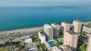 Levhaların insansız hava aracı çekimleri, kirişler üzerinde dengeli işçiler, vinç kolu deniz üzerinde genişletilmiş..