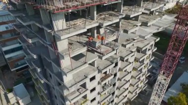 İnşaat alanındaki ekip çalışmasının insansız hava aracı görüntüleri, plakalar yükseltildi, Akdeniz 'in ötesinde bir şehir..