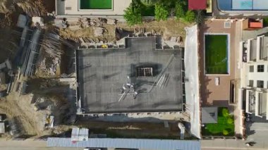 Yapısal takviye şebekesinin yukarıdan aşağı görüntüsü, malzeme ve araçlar iş yüzeyi boyunca yayıldı.