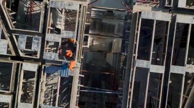 Drone, arka planda deniz olan gökdelenin panoramik görüntüsünü yakalar.