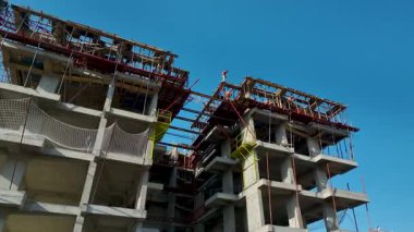 İnsansız hava aracı direk olarak ahşap ve çelik yapıları işaret ediyor..