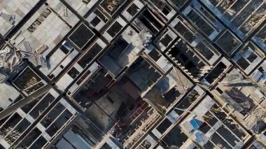 İnsansız hava aracı görüntüleri vinçlerin inşaat halindeki binalarla şehir manzarasına hakim olduğunu gösteriyor..