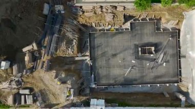 İşçilerin daha sonra malzemeleri bir vakfa dönüştüreceği hazırlık alanının üst görünümü.