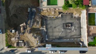 Ahşap iskelet döşemesi hazırlayan işçilerin tepeden tırnağa insansız hava aracı görüntüleri..