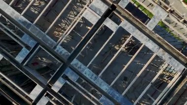 Drone takımı dikkatle yakalıyor. Tamamlanmamış çatı kirişleri boyunca ilerliyorlar..