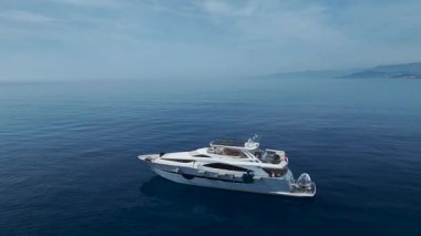 Uçsuz bucaksız ve sessiz sonsuz denizle çevrili lüks bir tekne..