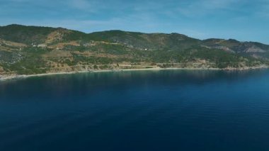 İki pansiyoner berrak ve sessiz denizde yavaşça ilerliyorlar..