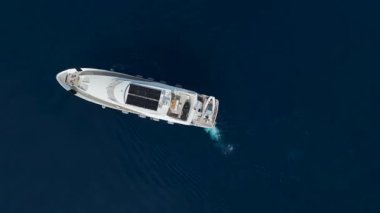 İzole edilmiş modern yat ufukta huzur içinde yüzüyor..