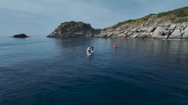 Bir çift temiz suda yatıp kürek çekiyor..