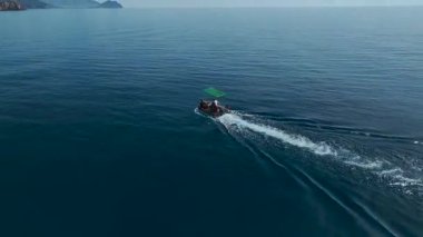 Turkuaz okyanusta birlikte yüzen sürücüler ve dağlar..