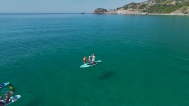 Turkuaz yüzeyde dinlenen iki kadın..