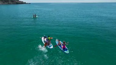 Kızlar birlikte sakin denizin tadını çıkarıyor..