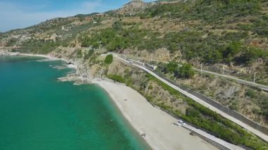 Tahta ufukta hareketsiz duruyor.