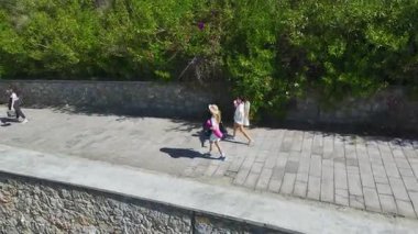 İnsanlar güneşli deniz kıyısında çantalarını boşaltıyor..