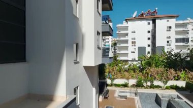 Manikürlü bir bahçe ve yansıtıcı havuz sahile yakın bir yerde..