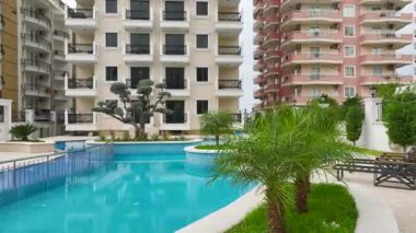 Siyah demircilik, şık bir kıyı estetiği için hafif cephelerle çelişiyor..