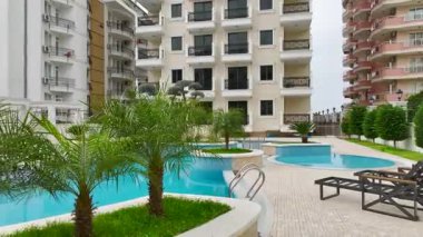 Sığ havzalar, eğimli köprüler ve yeşillik tekneleri sakin bir dinlenme alanı.