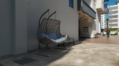 Derin teraslar, deniz üzerinde altın saat gün batımları için açık havada oturmaya ev sahipliği yapar..